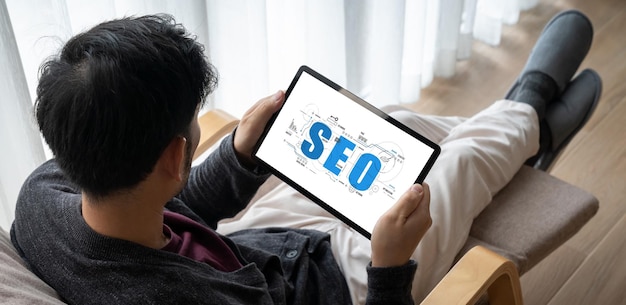Uma Ilustração Retratando Conceitos de SEO para Comércio Eletrônico Moderno, Apresentando Palavras-Chave, Gráficos e Elementos de Varejo Online.