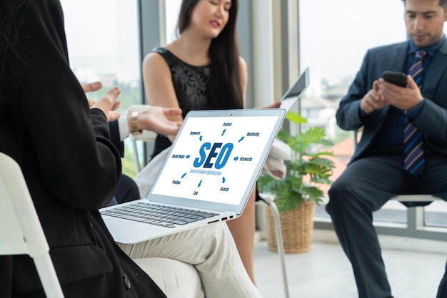 Uma Ilustração Digital Retratando Conceitos de SEO para Comércio Eletrônico Moderno e Varejo Online, Apresentando Palavras-Chave, Gráficos de Análise e Ícones de Carrinho de Compras.