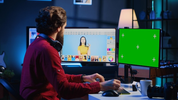 Um Especialista em Conteúdo Trabalhando Em Um Projeto de Design Gráfico Para Mídias Sociais Em Um Computador Com Tela Verde, Mostrando Criatividade e Habilidades Digitais.