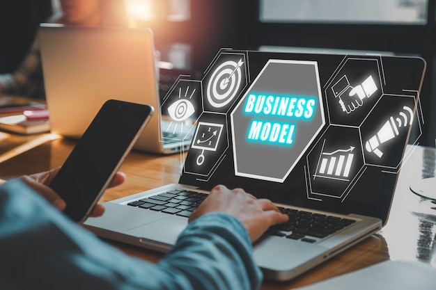 Uma pessoa de negócios trabalhando em um laptop em um ambiente de escritório, com uma tela virtual exibindo vários ícones de modelos de negócios relacionados a estratégias de marketing.