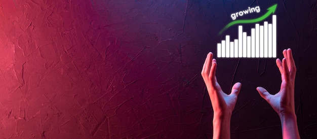 Um empresário segurando gráficos holográficos e estatísticas do mercado de ações, simbolizando ganhos de lucro e estratégia de crescimento empresarial, com uma tela digital exibindo dados econômicos positivos.