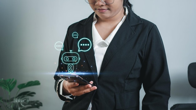 A mão de uma empresária segurando um smartphone, envolvida em um chat ao vivo com um chatbot de IA.
