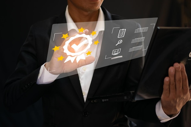 Um empresário usando um laptop, com uma mão se estendendo para tocar uma tela virtual exibindo uma plataforma de avaliação, simbolizando a Garantia da Qualidade do Serviço.